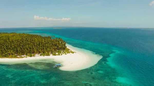 Ilha tropical com praia de areia. Balabac, Palawan, Filipinas. — Fotografia de Stock