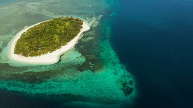 Kumlu bir tropik ada. Mantigue Adası, Filipinler