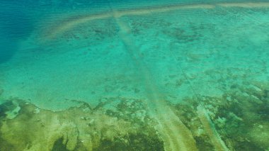 Mavi denizi ve lagünü olan tropik bir yer.