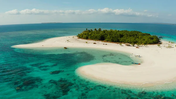 Kumlu bir tropik ada. Balabac, Palawan, Filipinler. — Stok fotoğraf