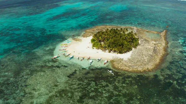 Тропический остров Гайам с песчаным пляжем и туристами. — стоковое фото