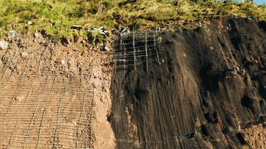Kaya düşüşü koruma ağı, dağlardaki güvenlik telleri.