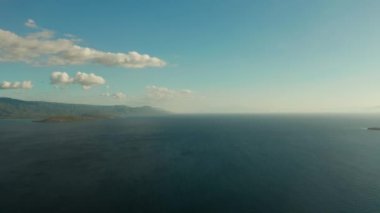 Deniz Burnu, ada ve gökyüzü bulutlu, Cebu, Filipinler.