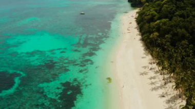 Tropik sahil ve mavi göl.