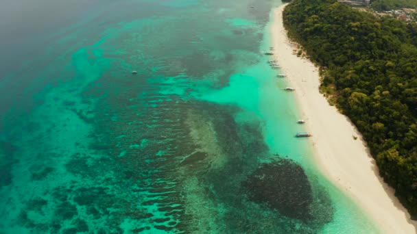 Tropisch strand en blauwe lagune. — Stockvideo