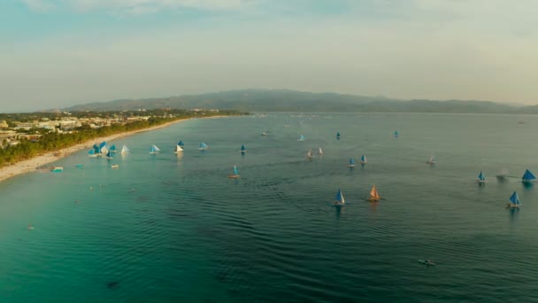 Tropical beach and sailing boats, Boracay, Φιλιππίνες — Αρχείο Βίντεο