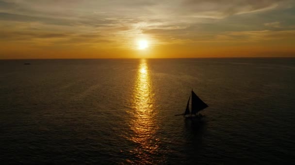 Matahari terbenam di atas laut. Boracay, Filipina — Stok Video