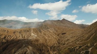 Krateri olan aktif bir volkan. Gunung Bromo, Jawa, Endonezya.