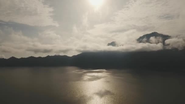 Lago e vulcão ao nascer do sol Batur. Bali, Indonésia. — Vídeo de Stock