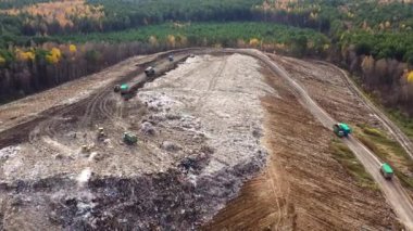 Ev atıklarından büyük bir çöp yığını..