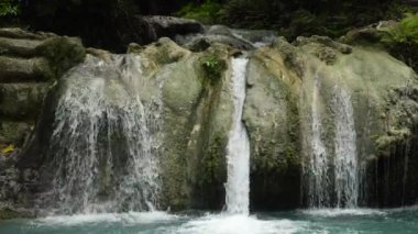 Güzel tropik şelale. Filipinler, Mindanao.