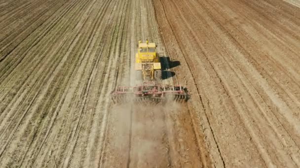 Tracteur avec herses à disques sur les terres agricoles — Video