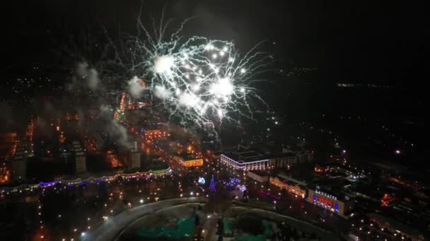 Fogos de artifício no céu noturno. Vista aérea. — Vídeo de Stock