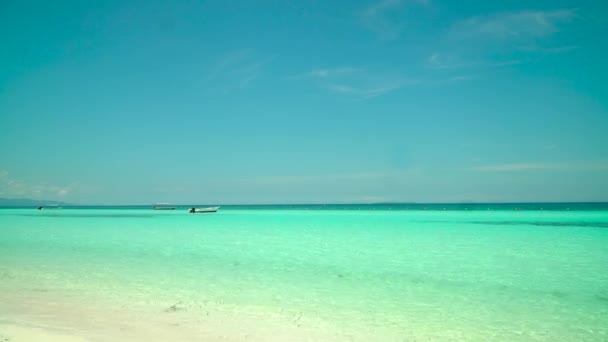 Zandstrand en tropische zee. Panglao eiland, Filippijnen. — Stockvideo