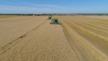 Buğday tarlasında hasatçıyı birleştir