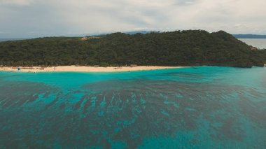 Tropikal adada hava manzaralı güzel bir plaj. Filipinler Boracay Adası.