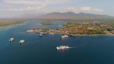 Gilimanuk limanında deniz yolcusu feribotu. Bali Endonezya.