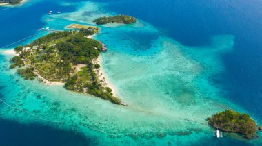 Plajı olan tropik bir ada. Malpano Adası, Filipinler, Samal.