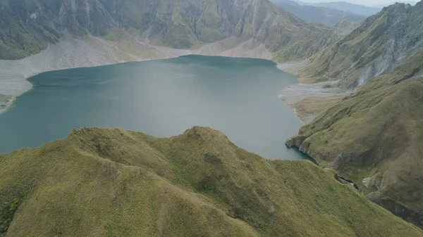 Pinatubo kráter-tó, Fülöp-szigetek, Luzon. — Stock Fotó