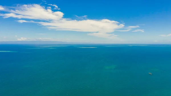 Mavi deniz ve tropikal adalar. Cebu Boğazı, Filipinler. — Stok fotoğraf