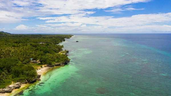 Bela praia e mar azul-turquesa. Anda Bohol, Filipinas. — Fotografia de Stock