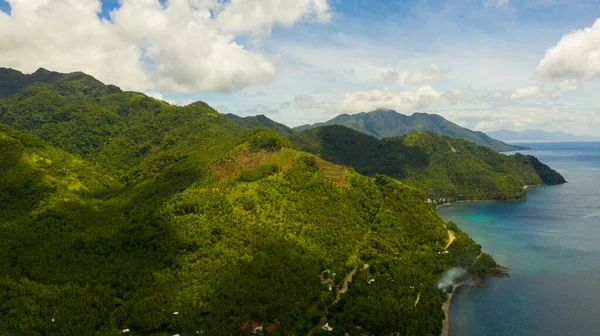 A ilha de Leyte está coberta de floresta tropical. Filipinas. — Fotografia de Stock