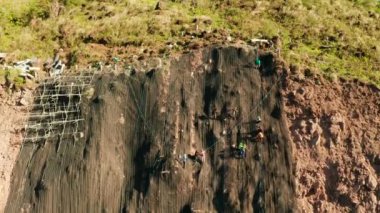 Kaya düşüşü koruma ağı, dağlardaki güvenlik telleri.