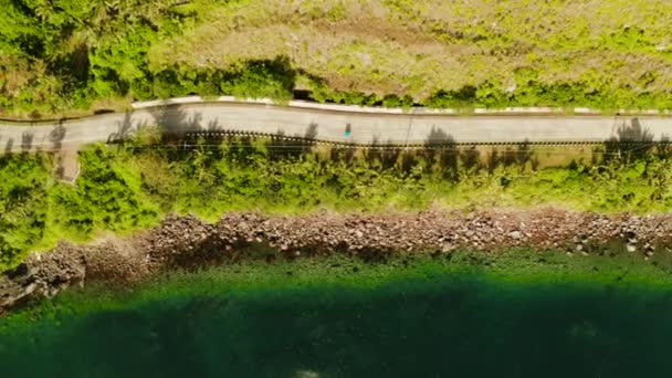 Vue Aérienne Autoroute Côtière sur l'île tropicale. — Video