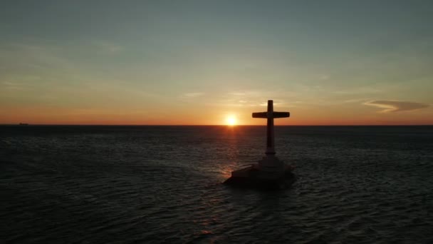 Σταυρός βυθισμένου νεκροταφείου στο νησί Camiguin, Φιλιππίνες. — Αρχείο Βίντεο