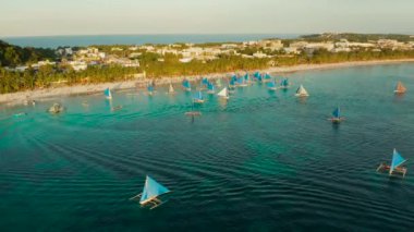 Tropik sahil ve yelkenli tekneler, Boracay, Filipinler
