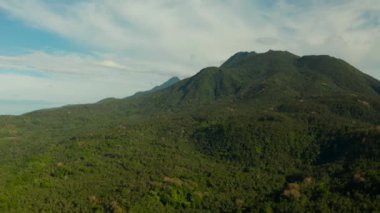 Dağlarla kaplı yağmur ormanları, Filipinler, Camiguin.