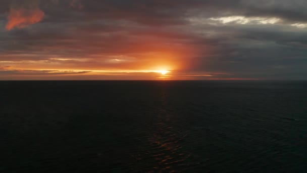 Chmurne niebo nad morzem podczas zachodu słońca. — Wideo stockowe