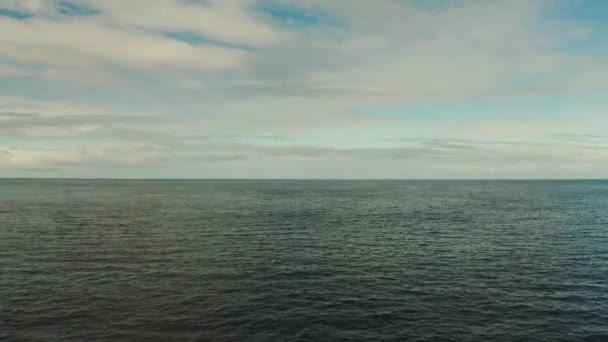 Seascape, mare albastră, cer cu nori și insule — Videoclip de stoc