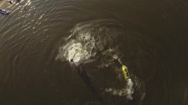 Pilote de planche à voile sur la rivière.Vidéo aérienne. — Video