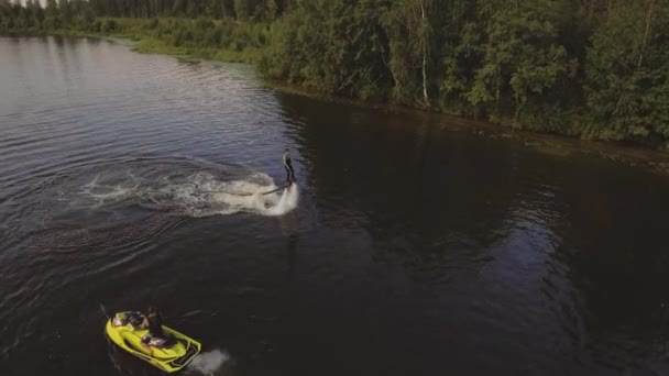 Latać na pokładzie jeźdźca na rzece.Aerial wideo. — Wideo stockowe