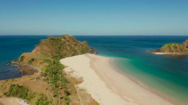 Beyaz kumlu geniş tropik sahil, yukarıdan manzaralı..