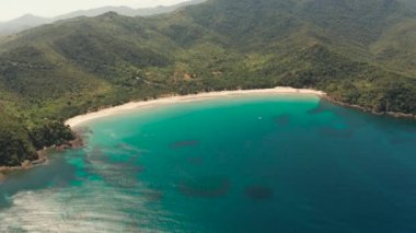 Beyaz kumlu tropik sahil, yukarıdan manzaralı..