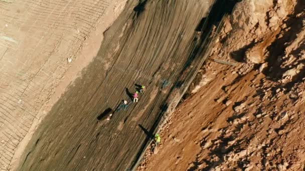 Rockfall védőháló, biztonsági drótháló a hegyekben — Stock videók