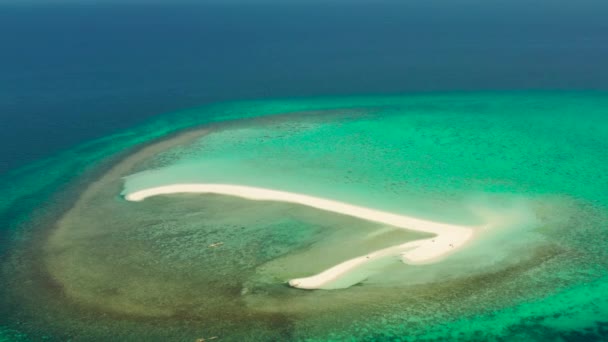 Tropisk ö med sandstrand. Camiguin, Filippinerna — Stockvideo