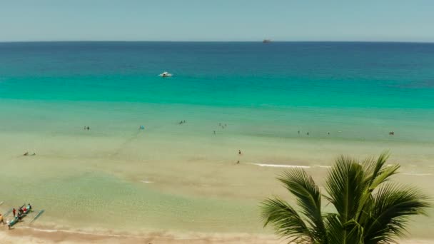 Tropischer Strand mit weißem Sand, Blick von oben. — Stockvideo