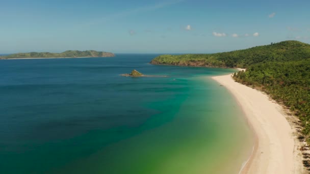 Praia tropical com areia branca, vista de cima. — Vídeo de Stock