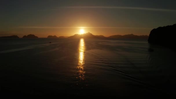 Naplemente a tenger és a szigetek felett. Fülöp-szigetek, Palawan — Stock videók