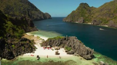 Tropik deniz suyu lagünü ve plaj, Filipinler, El Nido.