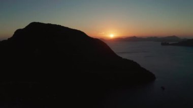 Gün batımındaki güzel körfez. Hava görünümü.