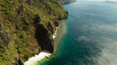 Tropik deniz suyu lagünü ve plaj, Filipinler, El Nido.
