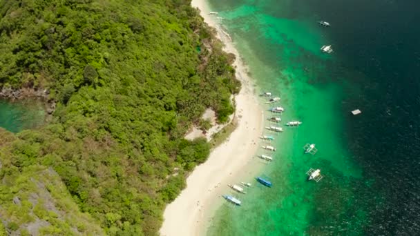 Тропический остров с песчаным пляжем. El nido, Филиппины — стоковое видео