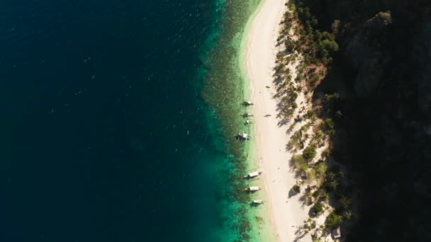 Seascape com praia tropical e mar. — Vídeo de Stock