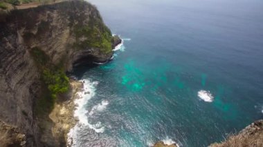 Plajlı deniz manzarası.