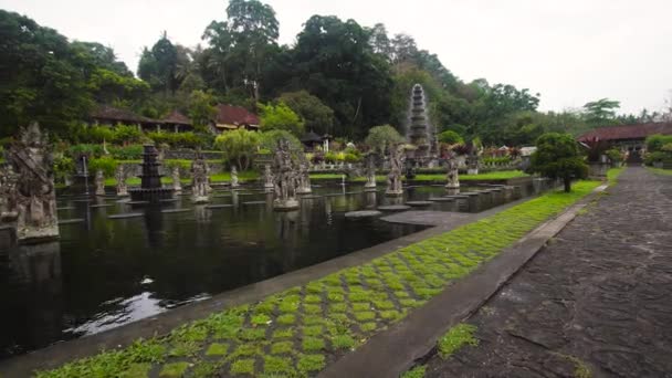 Tirta Gangga en Bali. Templo hindú. — Vídeos de Stock