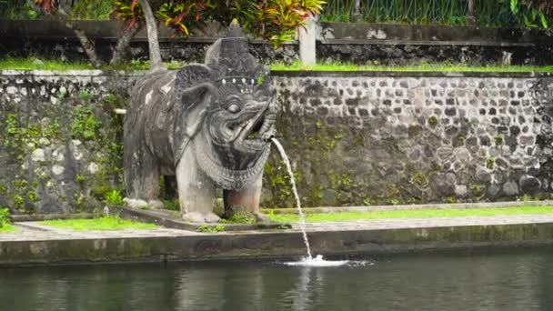 Tirta Gangga su Bali. Tempio indù. — Video Stock